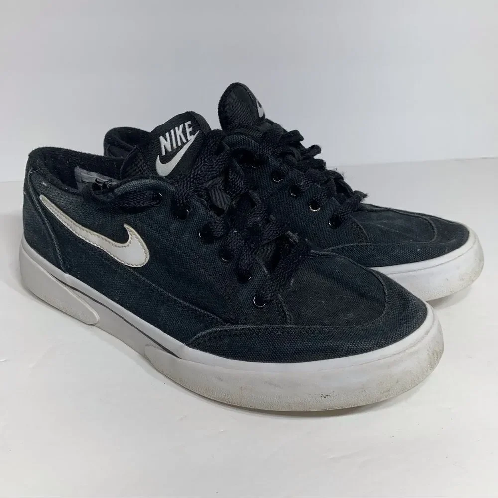 EUC Nike Black‎ and White Canvas Sneakers